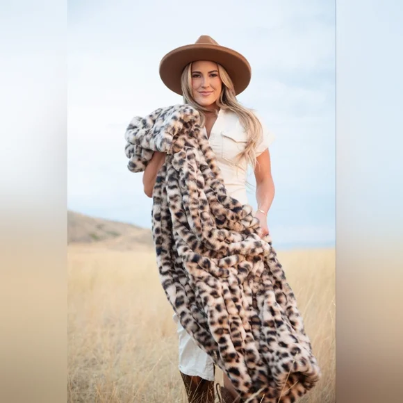 Minky Couture Leopard Print Cozy blanket - Picture 1 of 12